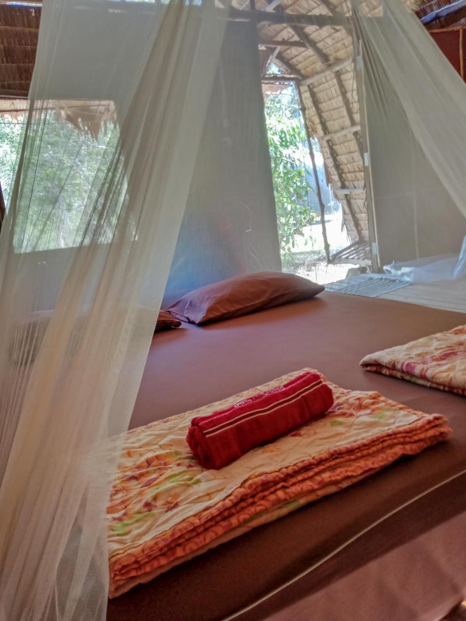 Mr. Chuoi Bar And Hut Hotell Ko Phra Thong Exteriör bild